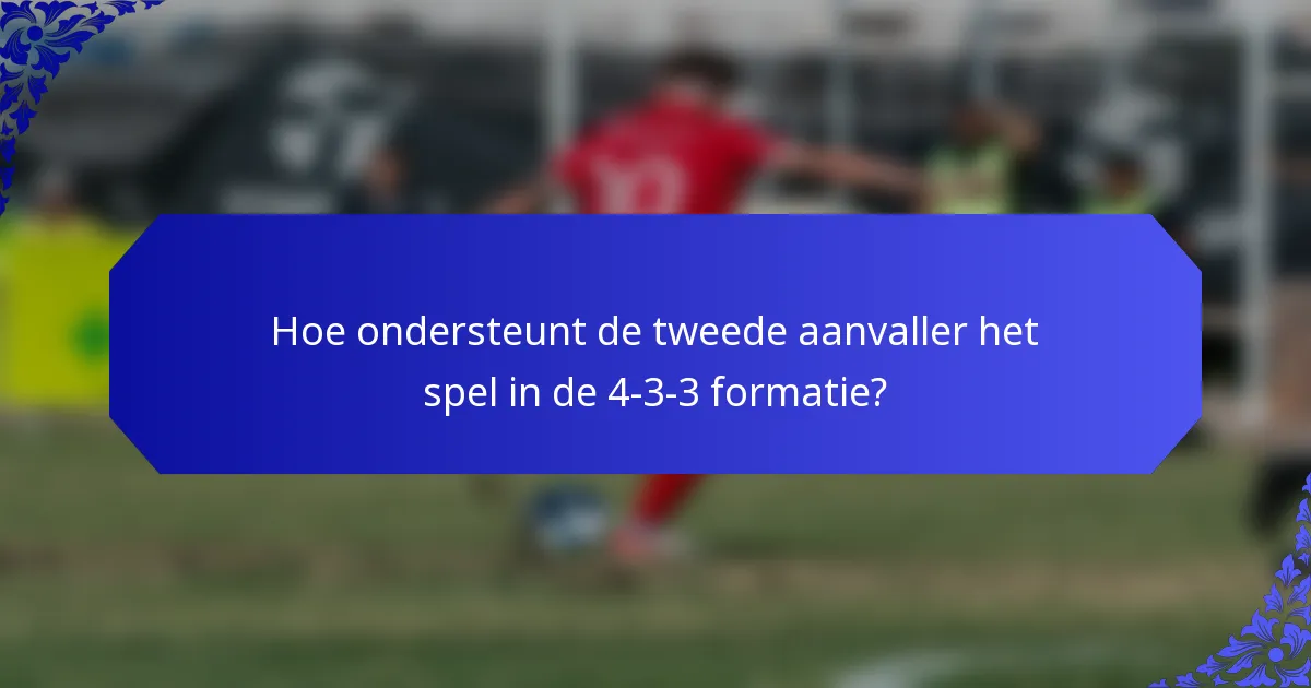Hoe ondersteunt de tweede aanvaller het spel in de 4-3-3 formatie?